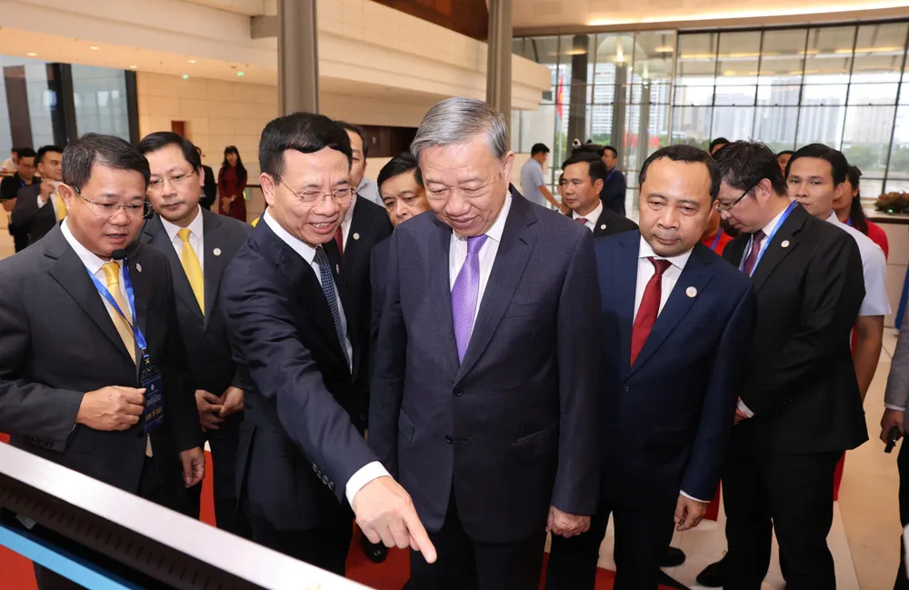 Tổng Bí thư Tô Lâm và các đại biểu tham quan triển lãm tại sự kiện. Ảnh: QUANG PHÚC Anh Ky niem Bo KHCN 11.jpg
