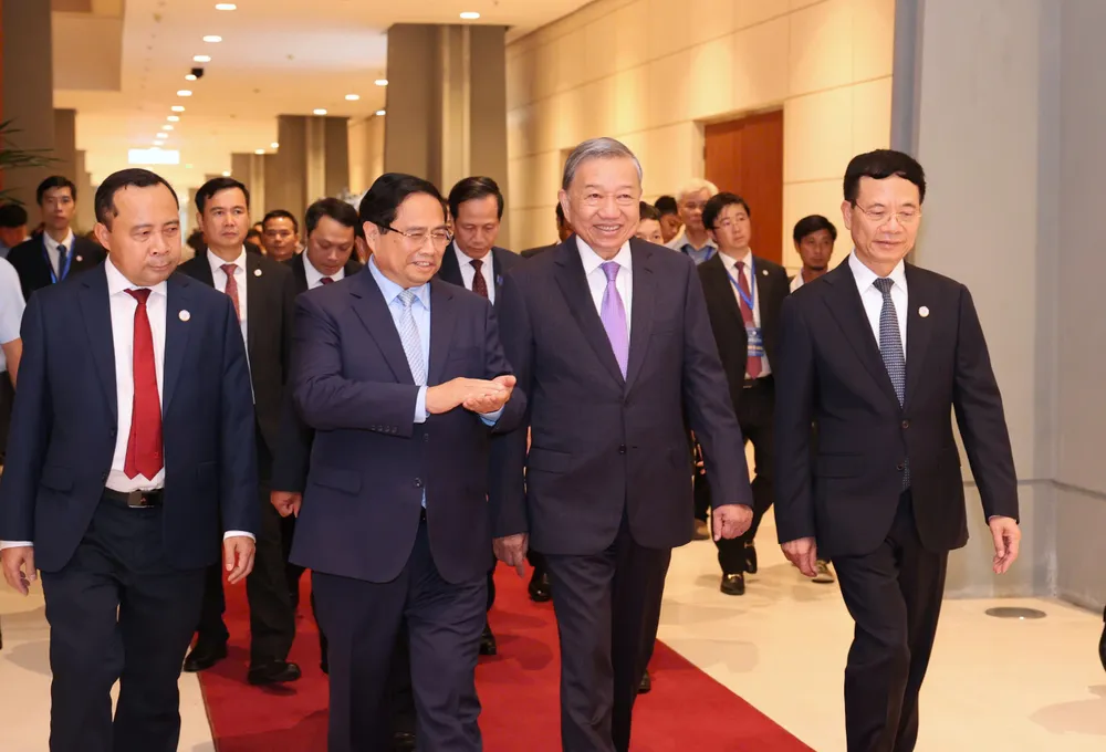 Tổng Bí thư Tô Lâm và Thủ tướng Phạm Minh Chính cùng các đại biểu tại sự kiện. Ảnh: QUANG PHÚC Anh Ky niem Bo KHCN 12.jpg