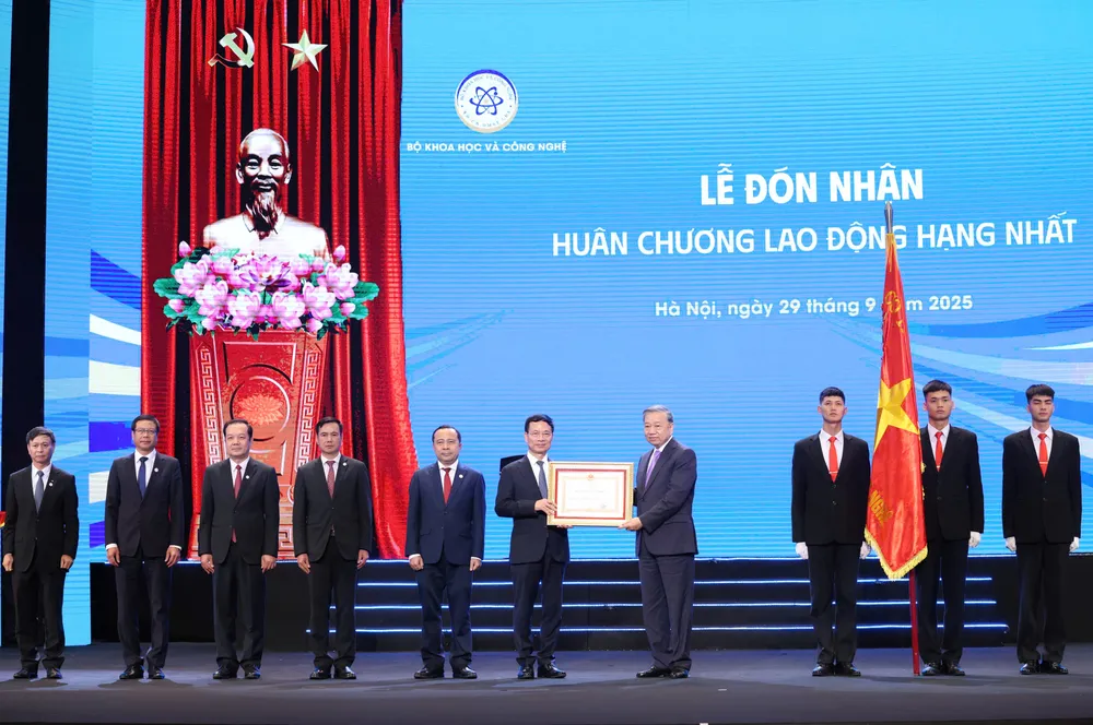 Tổng Bí thư Tô Lâm trao Huân chương Lao động hạng Nhất tặng Bộ KH-CN tại buổi lễ. Ảnh: QUANG PHÚC Anh Ky niem Bo KHCN 22.jpg