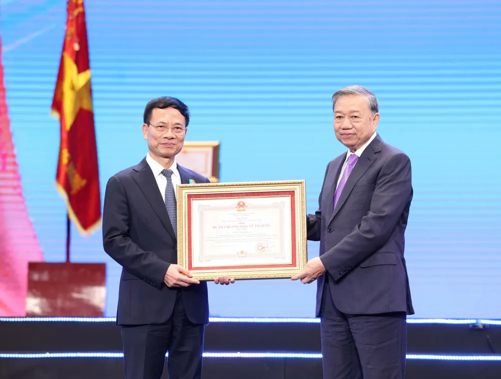 Tổng Bí thư Tô Lâm trao Huân chương Bảo vệ Tổ quốc hạng Nhất tặng Bộ trưởng Bộ KH-CN Nguyễn Mạnh Hùng. Ảnh: QUANG PHÚC Anh Ky niem Bo KHCN 23.jpg