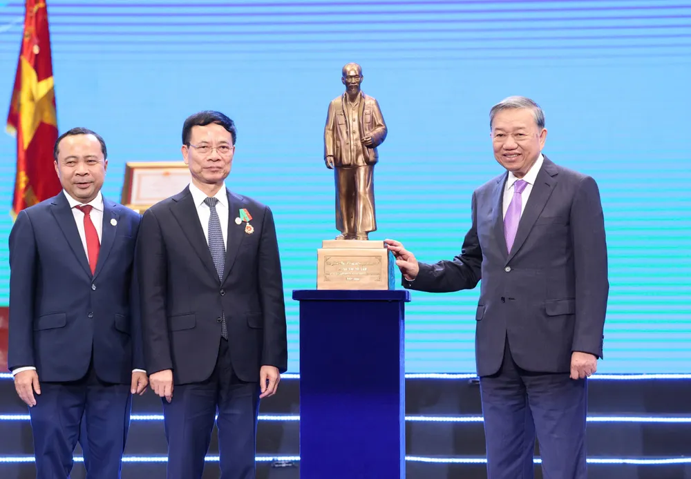 Tổng Bí thư Tô Lâm tặng Bộ KH-CN bức tượng Chủ tịch Hồ Chí Minh. Ảnh: QUANG PHÚC Anh Ky niem Bo KHCN 25.jpg