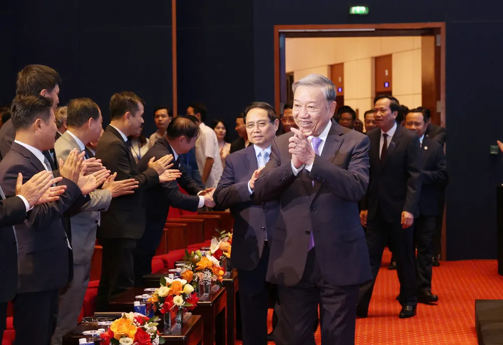 Tổng Bí thư Tô Lâm, Thủ tướng Phạm Minh Chính chào các đại biểu tham dự sự kiện. Ảnh: QUANG PHÚC Anh Ky niem Bo KHCN 4.jpg