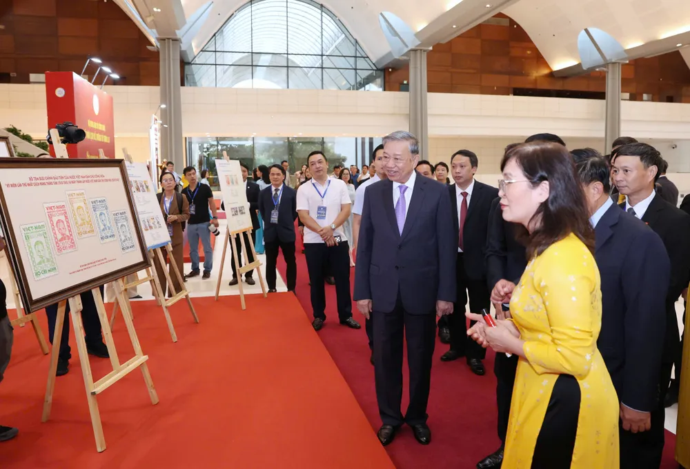 Tổng Bí thư Tô Lâm và các đại biểu tham quan triển lãm tại sự kiện. Ảnh: QUANG PHÚC Anh Ky niem Bo KHCN 8.jpg