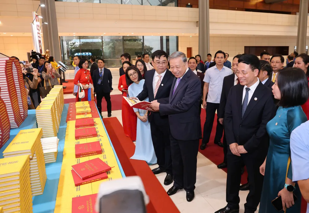Tổng Bí thư Tô Lâm và các đại biểu tham quan triển lãm tại sự kiện. Ảnh: QUANG PHÚC Anh Ky niem Bo KHCN 9.jpg