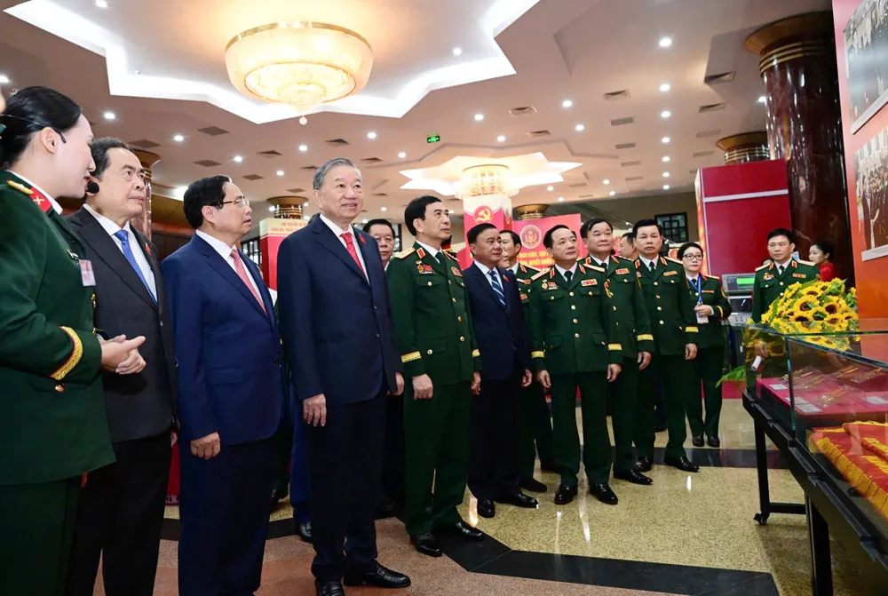 Tổng Bí thư Tô Lâm, Thủ tướng Phạm Minh Chính, Chủ tịch Quốc hội Trần Thanh Mẫn cùng các đại biểu tham quan triển lãm tại đại hội. Ảnh: VIẾT CHUNG Anh DH Dang bo Quan doi 1.jpg