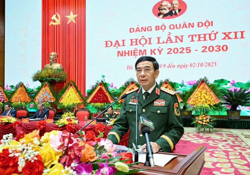 Đại tướng Phan Văn Giang phát biểu khai mạc đại hội. Ảnh: VIẾT CHUNG Anh DH Dang bo Quan doi 15.jpg