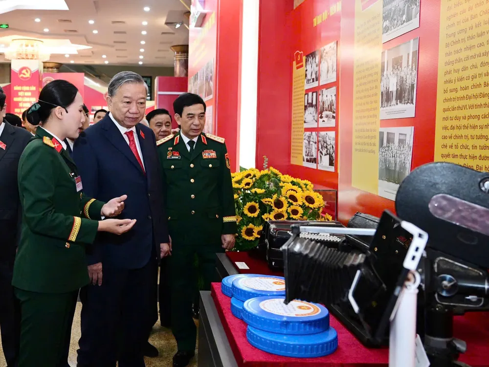 Tổng Bí thư Tô Lâm và các đại biểu tham quan triển lãm tại đại hội. Ảnh: VIẾT CHUNG Anh DH Dang bo Quan doi 2.jpg
