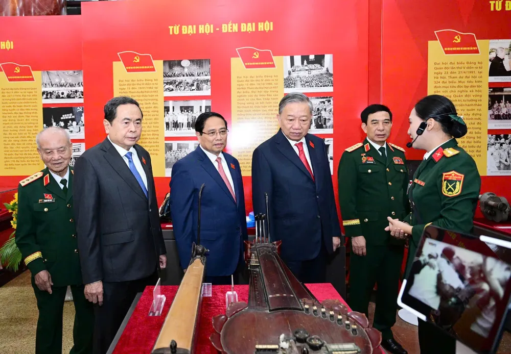 Tổng Bí thư Tô Lâm, Thủ tướng Phạm Minh Chính, Chủ tịch Quốc hội Trần Thanh Mẫn tham quan triển lãm tại đại hội. Ảnh: VIẾT CHUNG Anh DH Dang bo Quan doi 3.jpg