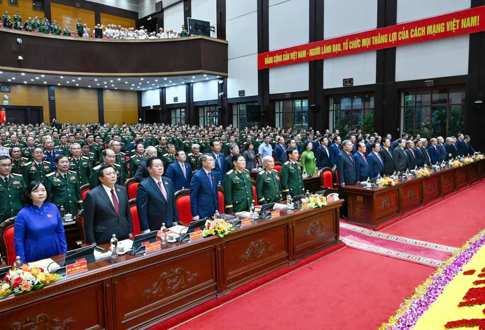 Các đại biểu thực hiện nghi thức chào cờ tại phiên khai mạc đại hội. Ảnh: VIẾT CHUNG Anh DH Dang bo Quan doi 6.jpg