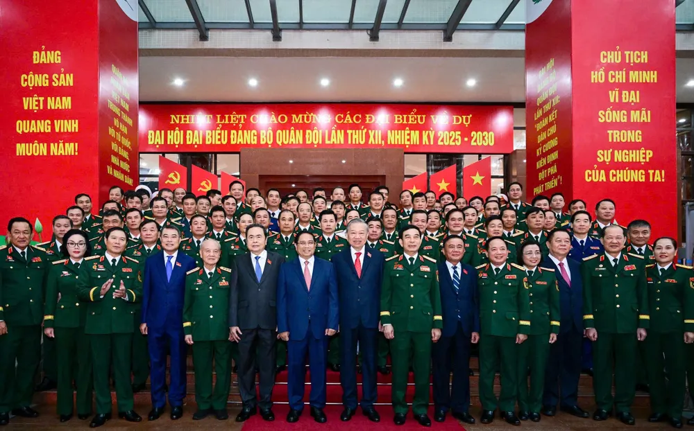 Tổng Bí thư Tô Lâm cùng các đồng chí lãnh đạo, nguyên lãnh đạo Đảng, Nhà nước và đại biểu dự đại hội. Ảnh: VIẾT CHUNG Anh DH Dang bo Quan doi 7.jpg
