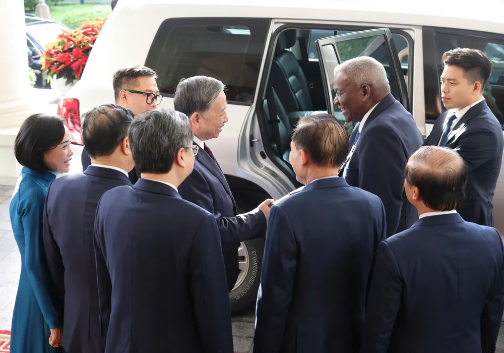 Tổng Bí thư Tô Lâm chào tạm biệt Chủ tịch Quốc hội Cuba Esteban Lazo Hernández sau cuộc tiếp ở trụ sở Trung ương Đảng, chiều 1-10. Ảnh: QUANG PHÚC TBT tiep CTQH Cuba 10.jpg