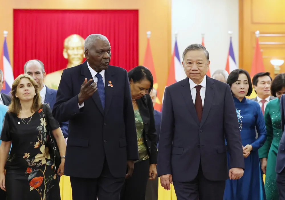 Tổng Bí thư Tô Lâm và Chủ tịch Quốc hội Cuba Esteban Lazo Hernández tiếp tục trao đổi khi buổi tiếp chính thức kết thúc ở trụ sở Trung ương Đảng, chiều 1-10. Ảnh: QUANG PHÚC TBT tiep CTQH Cuba 8.jpg