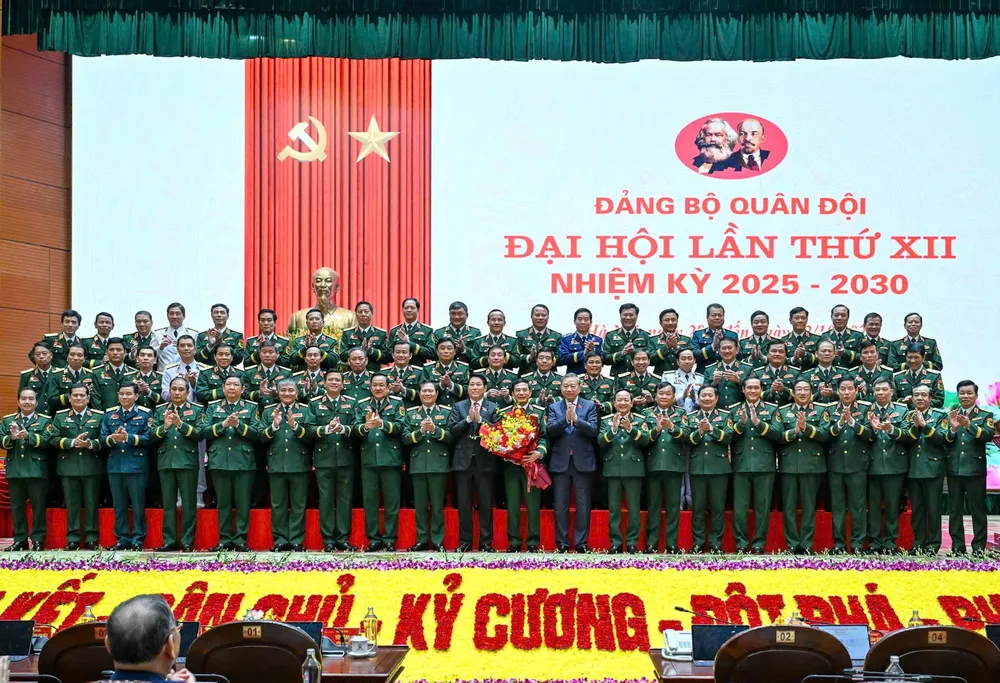Tổng Bí thư Tô Lâm, Chủ tịch nước Lương Cường cùng đoàn đại biểu Đảng bộ Quân đội tham dự Đại hội đại biểu toàn quốc lần thứ XIV của Đảng. Ảnh: VIẾT CHUNG Anh be mac DH Dang bo Quan doi 2.jpg