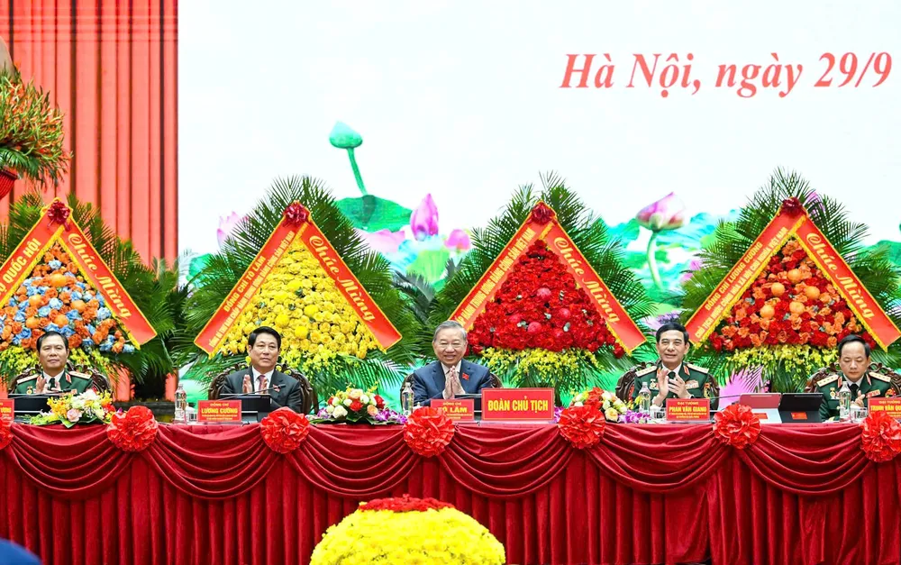 Tổng Bí thư Tô Lâm và Chủ tịch nước Lương Cường dự phiên bế mạc Đại hội đại biểu Đảng bộ Quân đội lần thứ XII. Ảnh: VIẾT CHUNG Anh be mac DH Dang bo Quan doi 3.jpg