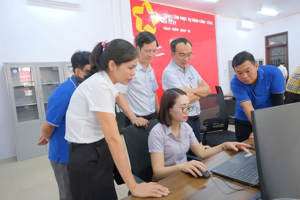 Nhân viên VNPT hỗ trợ vận hành hệ thống mạng chuyên dùng cho cán bộ xã Tứ Kỳ, TP Hải Phòng Anh minh hoa VNPT nen tang so 1.jpg