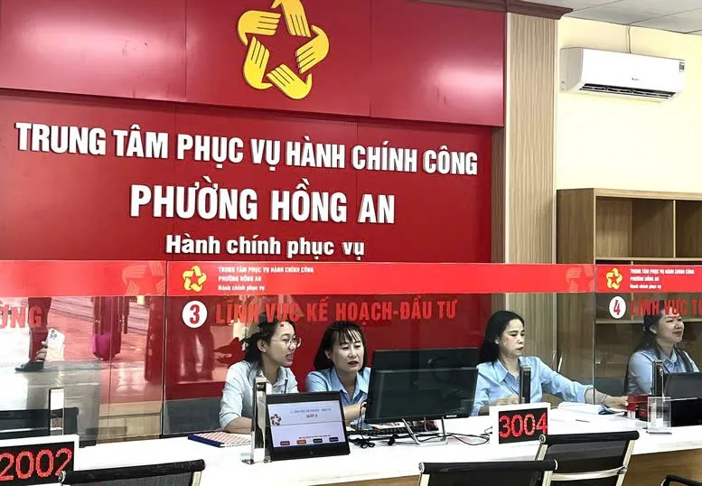 Trung tâm Phục vụ hành chính công phường Hồng An (TP Hải Phòng) với sự hỗ trợ từ hạ tầng truyền số liệu chuyên dùng VNPT, góp phần nâng cao hiệu quả giải quyết thủ tục hành chính cho nhân dân Anh minh hoa VNPT nen tang so 2.jpg