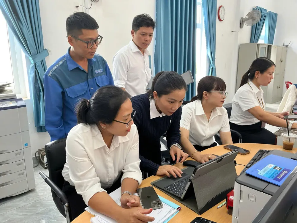 Nhân viên VNPT hướng dẫn vận hành Trung tâm Phục vụ hành chính công ở Hải Phòng Anh minh hoa VNPT nen tang so 3.jpg