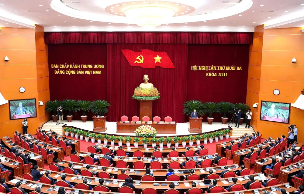 Quang cảnh phiên bế mạc hội nghị. Ảnh: VIẾT CHUNG Anh HNTW 13 be mạc 5.jpg
