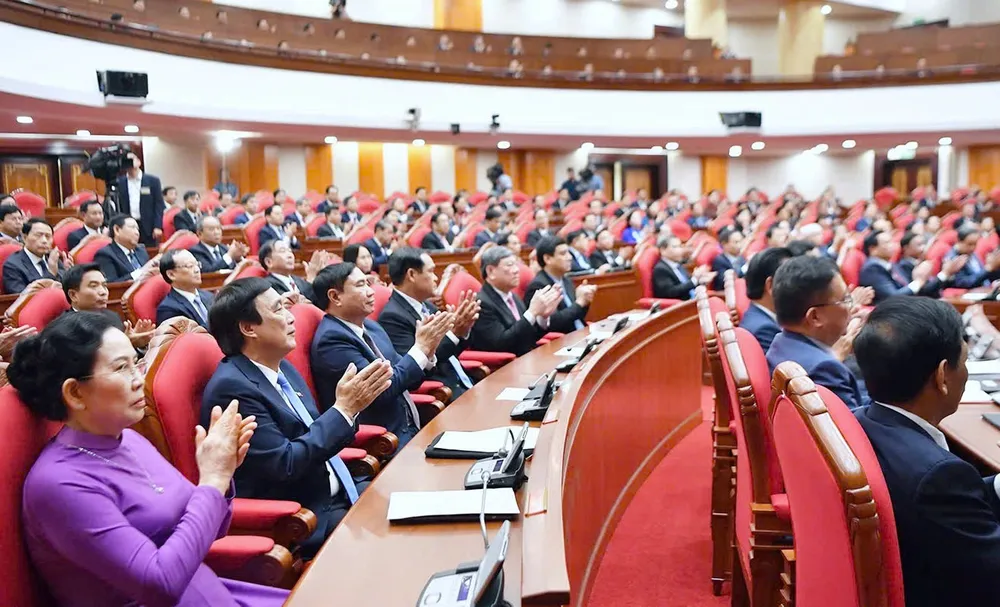 Các đại biểu dự phiên bế mạc hội nghị. Ảnh: VIẾT CHUNG Anh HNTW 13 be mạc 7.jpg