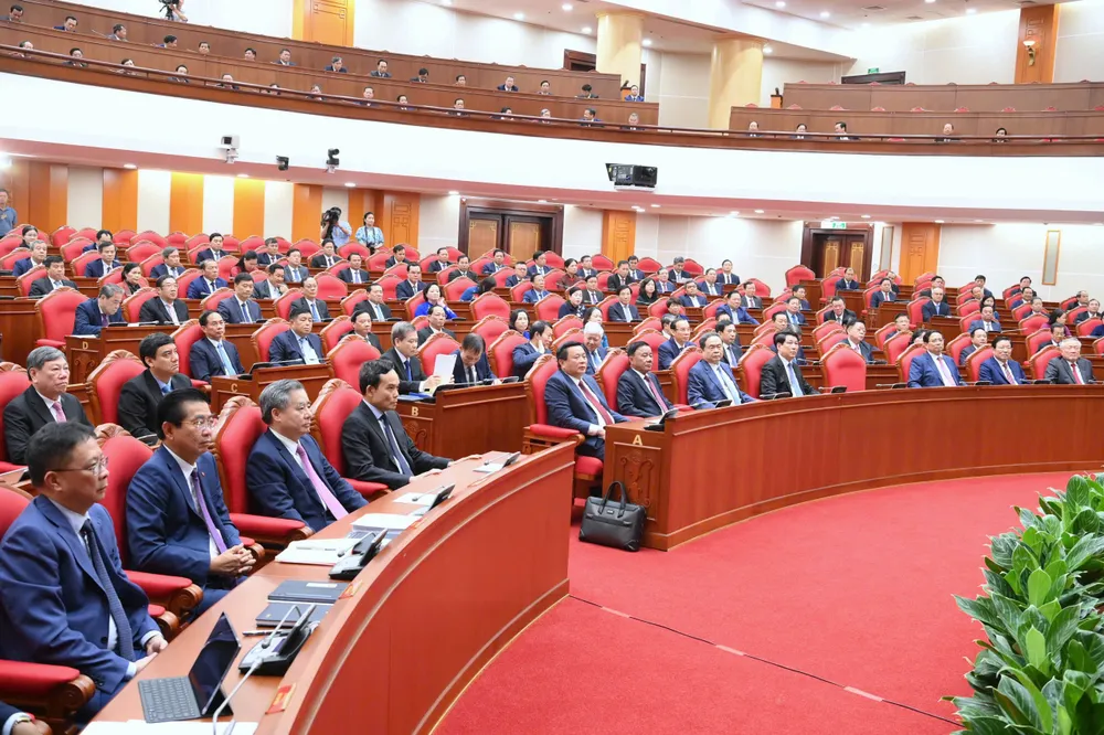 Các đại biểu dự phiên bế mạc hội nghị. Ảnh: VIẾT CHUNG Anh HNTW 13 be mạc 9.jpg