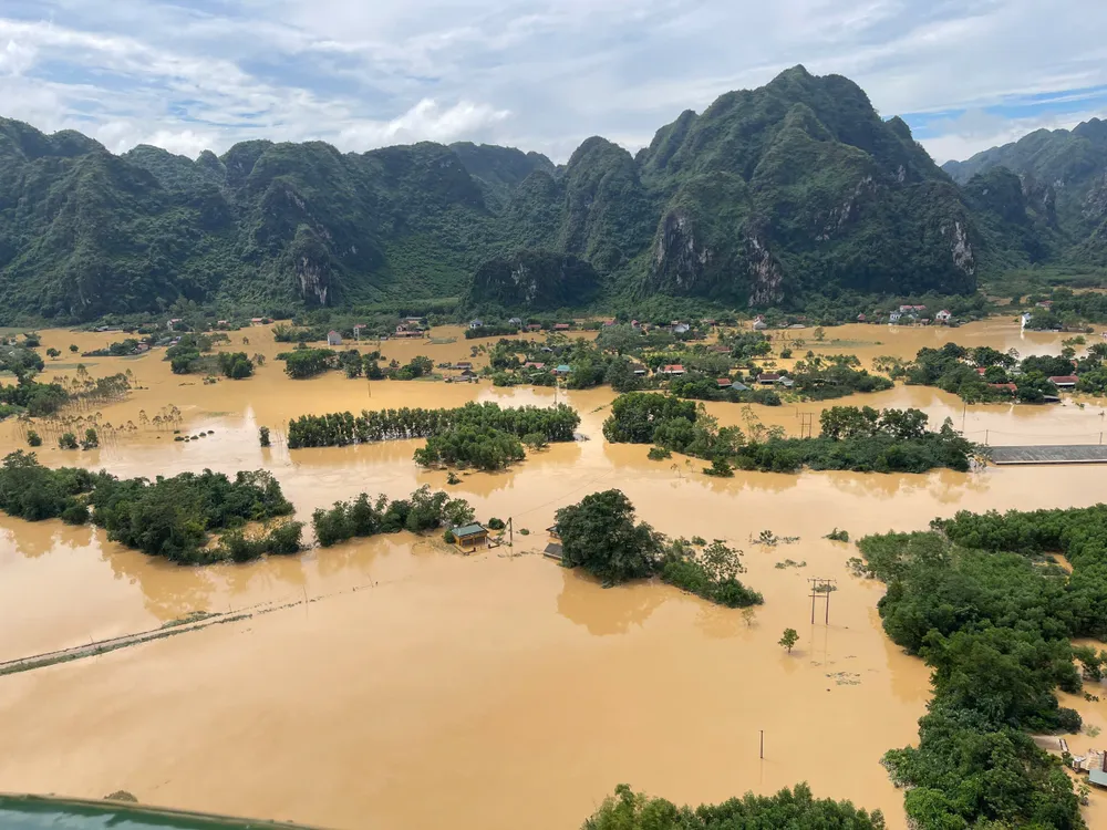 Quang cảnh xã Yên Bình, tỉnh Lạng Sơn bị nước lũ cô lập. Ảnh: QUÂN CHỦNG PK-KQ Anh PK-KQ 2.jpg