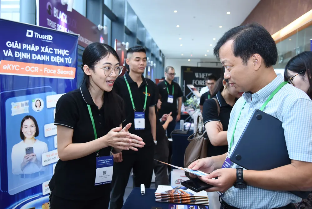 Các đại biểu tham quan và trao đổi bên lề diễn đàn Anh dien dan AI360 HN 6.JPG