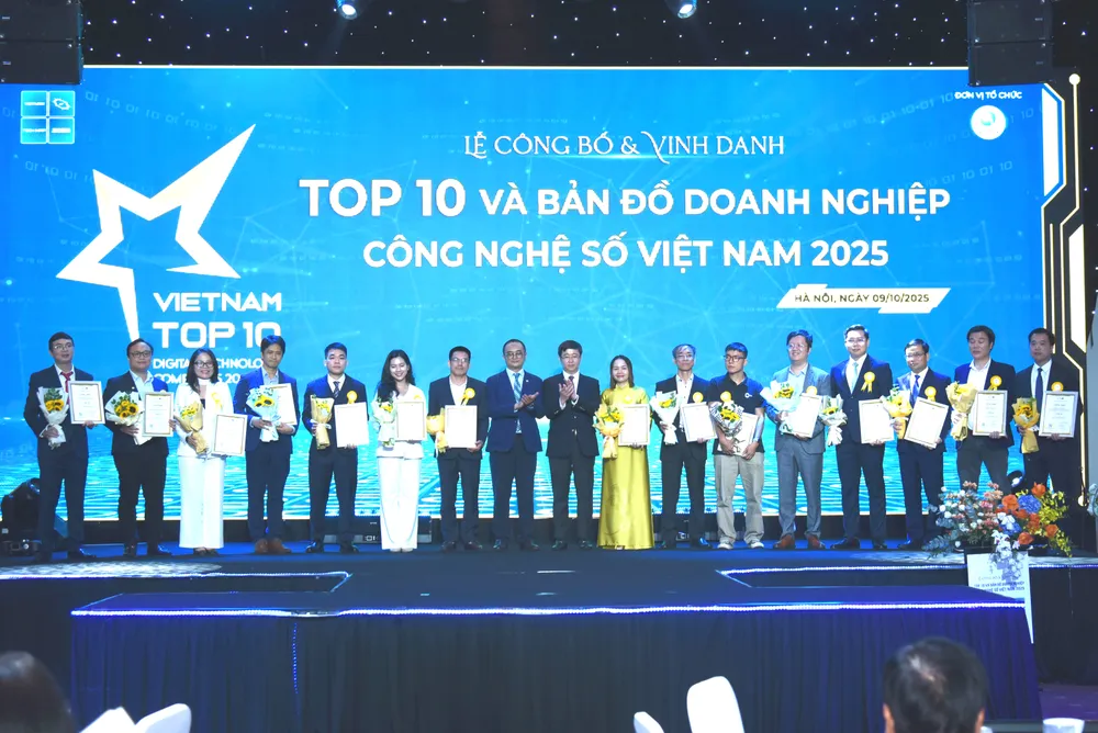 Các doanh nghiệp được vinh danh tại chương trình top 10 doanh nghiệp công nghệ số Việt Nam Anh Vinasa vinh danh 1.JPG