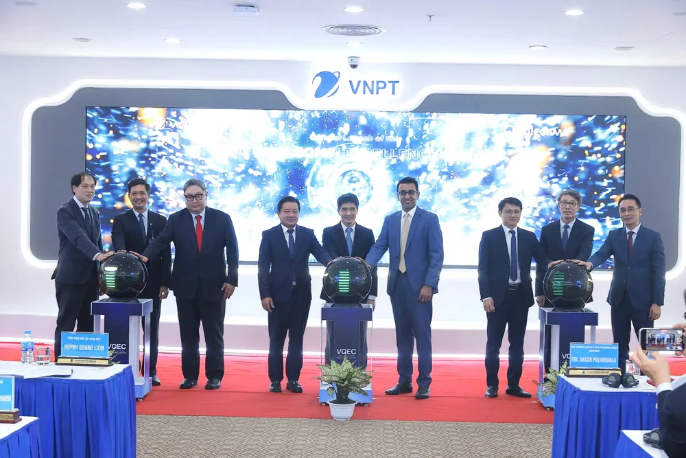 Lãnh đạo VNPT và Qualcomm thực hiện nghi thức ra mắt VQEC tại buổi lễ Anh VNPT- Qualcomm 1.jpg