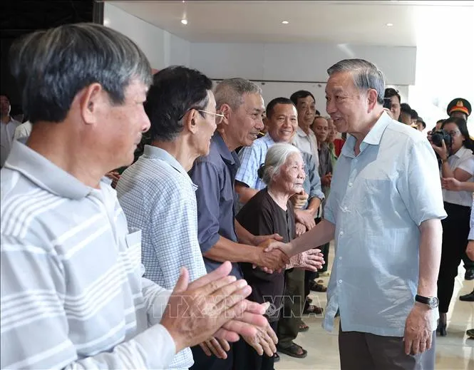 Tổng Bí thư Tô Lâm thăm hỏi, động viên người dân bị ảnh hưởng bởi bão lũ tại Thái Nguyên. Ảnh: TTXVN Anh TBT o Thai Nguyen.jpg