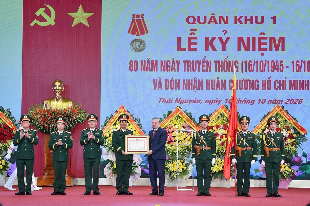 Tổng Bí thư Tô Lâm trao Huân chương Hồ Chí Minh tặng Quân khu 1. Ảnh: VIẾT CHUNG TBT To Lam - Quan khu 1 E.jpg