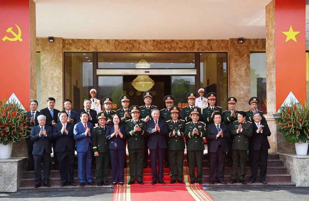 Tổng Bí thư Tô Lâm và các đại biểu cùng lãnh đạo Quân khu 1 tại buổi lễ. Ảnh: VIẾT CHUNG TBT To Lam - Quan khu 1 G.jpg