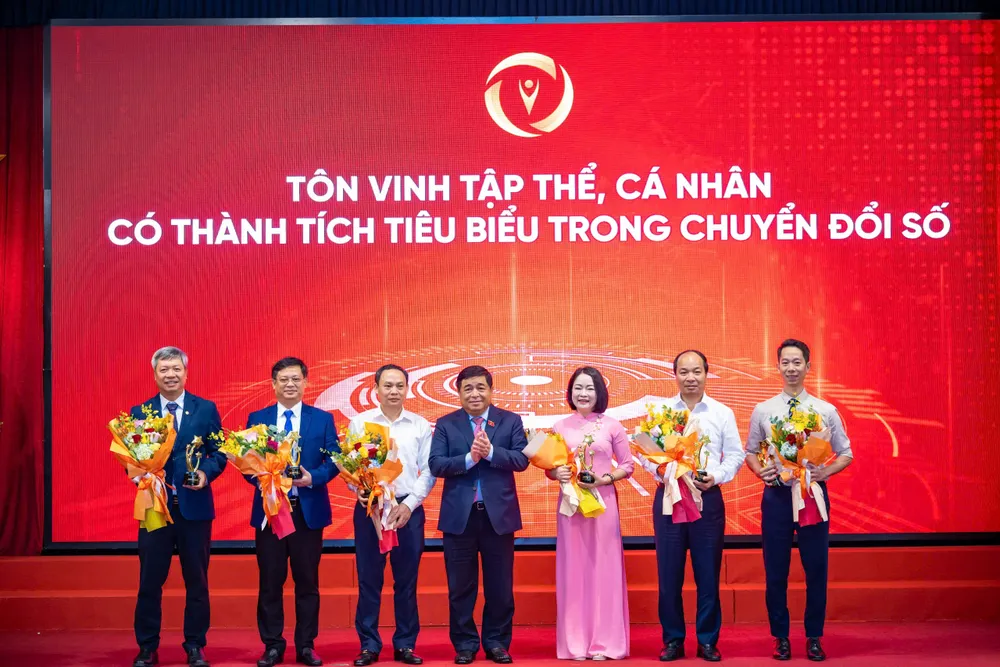 Phó Thủ tướng Chính phủ Nguyễn Chí Dũng tặng hoa và kỷ niệm chương cho tập thể, cá nhân có thành tích tiêu biểu trong chuyển đổi số Anh minh hoa Bo KHCN 8.jpg