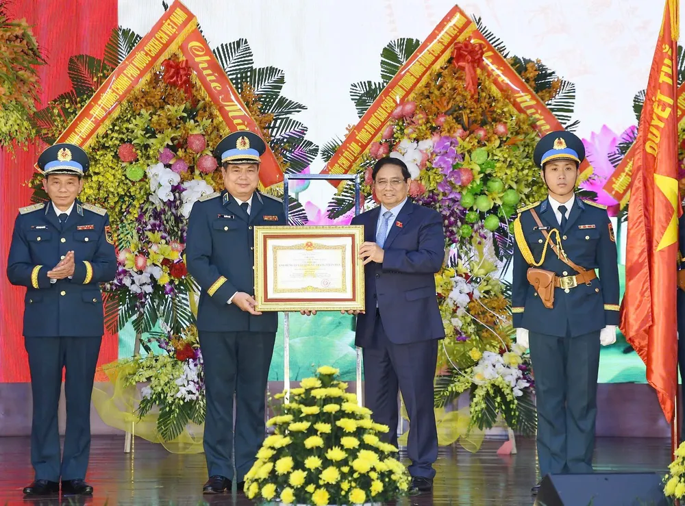 Thủ tướng Phạm Minh Chính trao danh hiệu Anh hùng Lực lượng vũ trang nhân dân tặng Quân chủng PK-KQ tại buổi lễ. Ảnh: VIẾT CHUNG Quan chung PKKQ 7.jpg