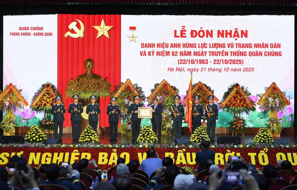 Thủ tướng Phạm Minh Chính trao danh hiệu Anh hùng Lực lượng vũ trang nhân dân tặng Quân chủng PK-KQ tại buổi lễ. Ảnh: VIẾT CHUNG Quan chung PKKQ 8.jpg