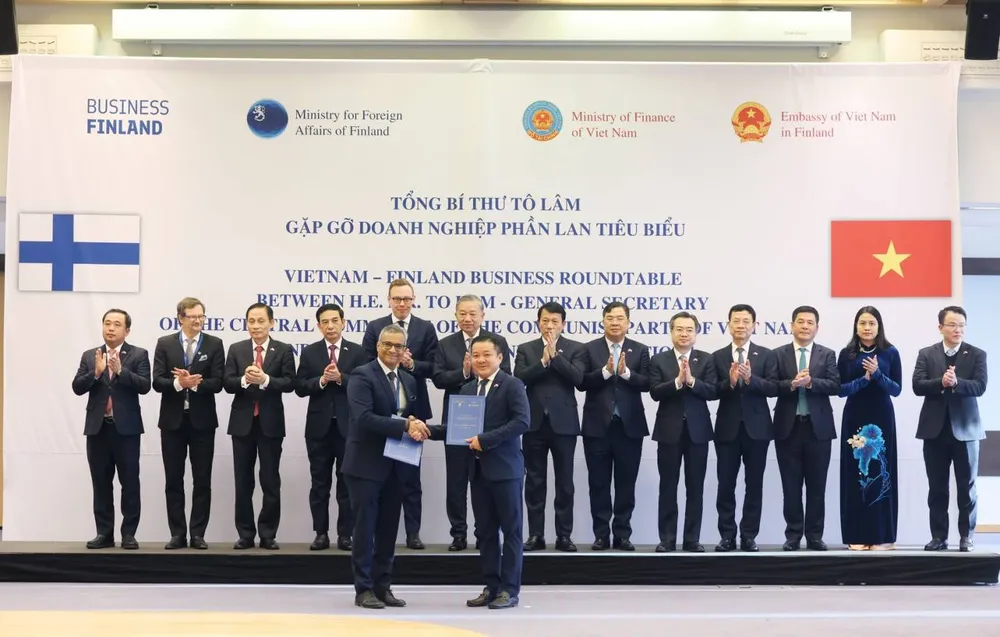 Ông Huỳnh Quang Liêm, Tổng Giám đốc VNPT và ông Viswanathan, Thành viên Ban lãnh đạo, Giám đốc sản phẩm Tập đoàn F-Secure trao biên bản ghi nhớ dưới sự chứng kiến của Tổng Bí thư Tô Lâm. Ảnh: TTXVN VNPT-F-Secure.jpg