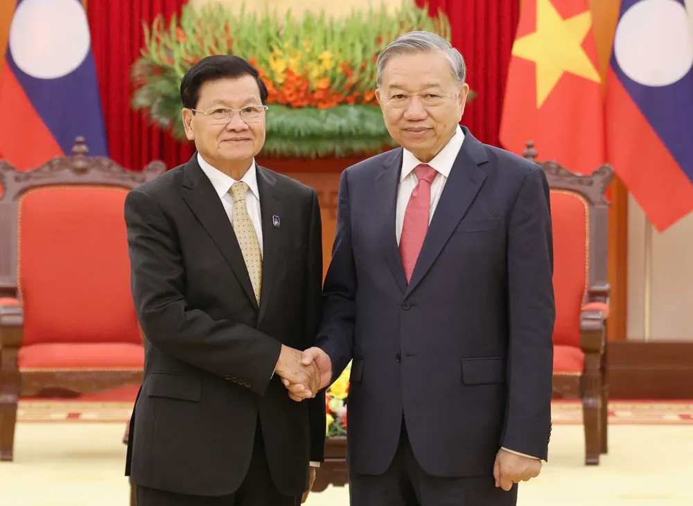 Tổng Bí thư Tô Lâm và Tổng Bí thư, Chủ tịch nước Lào Thongloun Sisoulith tại trụ sở Trung ương Đảng, ngày 25-10. Ảnh: QUANG PHÚC Doan TBT-CTN Lao 1.jpg