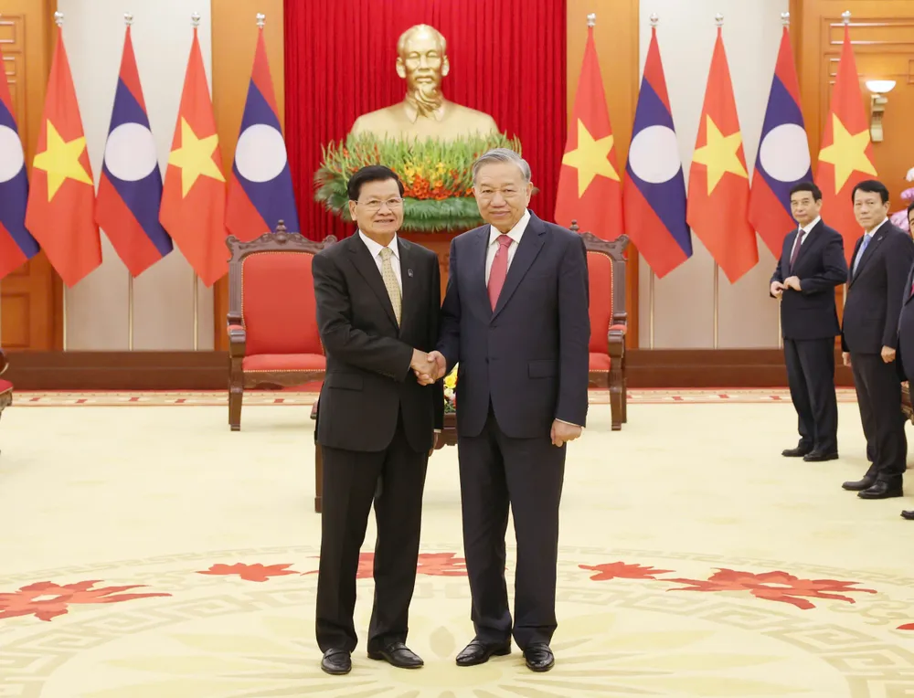 Tổng Bí thư Tô Lâm và Tổng Bí thư, Chủ tịch nước Lào Thongloun Sisoulith tại trụ sở Trung ương Đảng, ngày 25-10. Ảnh: QUANG PHÚC Doan TBT-CTN Lao 3.jpg