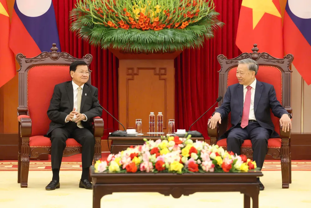 Tổng Bí thư Tô Lâm và Tổng Bí thư, Chủ tịch nước Lào Thongloun Sisoulith trao đổi các vấn đề cùng quan tâm tại cuộc tiếp. Ảnh: QUANG PHÚC Doan TBT-CTN Lao 4.jpg