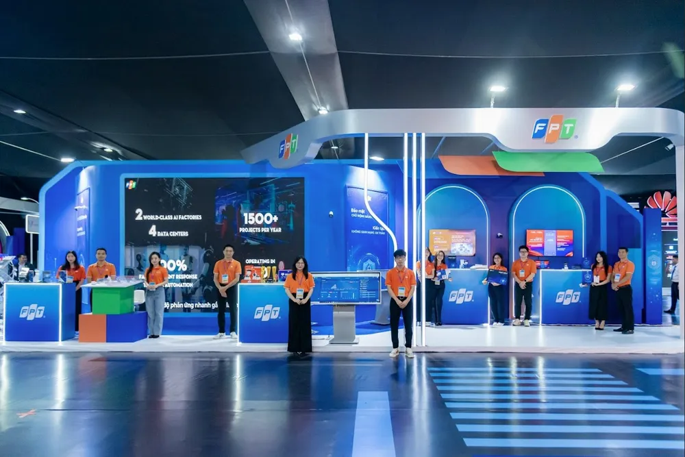Overview of FPT booth with AI security solutions that have won awards in the region, contributing with countries, organizations, and businesses to create a safe, autonomous, and sustainable cyberspace. FPT - Cong uoc Ha Noi 2.jpg