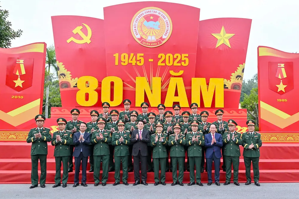 Chủ tịch nước Lương Cương cùng các đại biểu và lãnh đạo Quân khu 3 tại buổi lễ. Ảnh: VIẾT CHUNG CTN du le Quan khu Ba 1.jpg