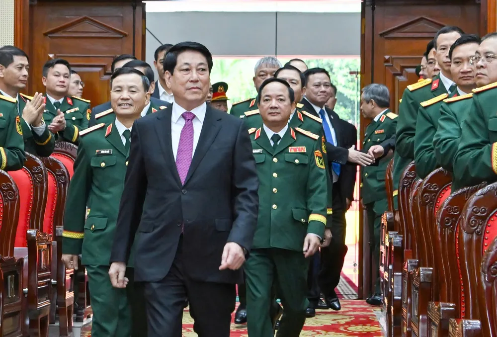 Chủ tịch nước Lương Cương cùng các đại biểu dự buổi lễ. Ảnh: VIẾT CHUNG CTN du le Quan khu Ba 10.jpg