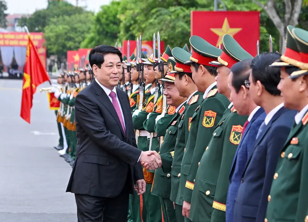 Chủ tịch nước Lương Cương đến dự buổi lễ. Ảnh: VIẾT CHUNG CTN du le Quan khu Ba 2.jpg