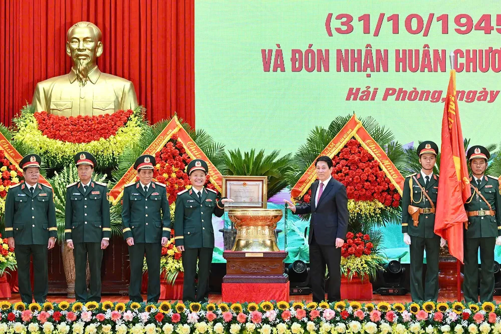 Chủ tịch nước Lương Cường trao Huân chương Bảo vệ Tổ quốc hạng Nhất tặng Quân khu 3. Ảnh: VIẾT CHUNG CTN du le Quan khu Ba 3.jpg