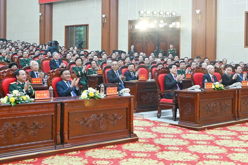 Các đại biểu dự buổi lễ. Ảnh: VIẾT CHUNG CTN du le Quan khu Ba 7.jpg
