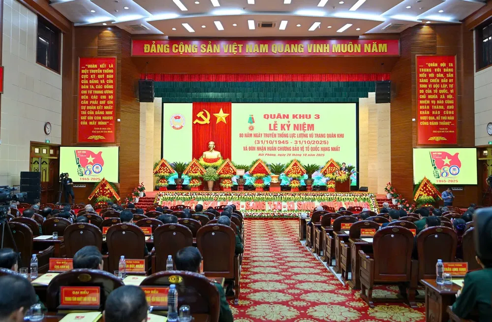 Quang cảnh buổi lễ. Ảnh: VIẾT CHUNG CTN du le Quan khu Ba 8.jpg