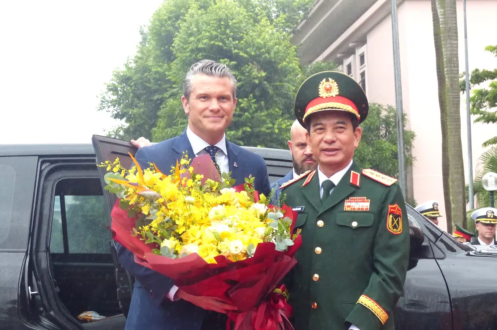 Bộ trưởng Phan Văn Giang tặng hoa Bộ trưởng Pete Hegseth tại lễ đón. Ảnh: TRẦN BÌNH Anh Bo truong QP Hoa Ky 1.JPG