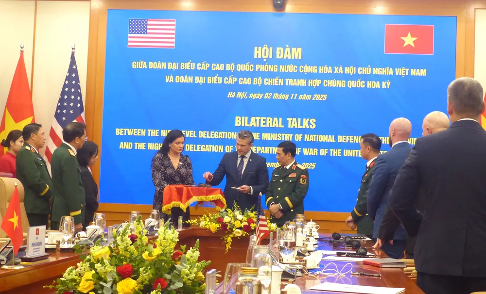 Bộ trưởng Phan Văn Giang và Bộ trưởng Pete Hegseth trao đổi kỷ vật chiến tranh, khi kết thúc hội đàm. Ảnh: TRẦN BÌNH Anh Bo truong QP Hoa Ky 16.JPG