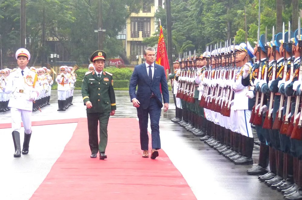 Bộ trưởng Phan Văn Giang và Bộ trưởng Pete Hegseth duyệt đội danh dự Quân đội nhân dân Việt Nam tại lễ đón. Ảnh: TRẦN BÌNH Anh Bo truong QP Hoa Ky 2.JPG