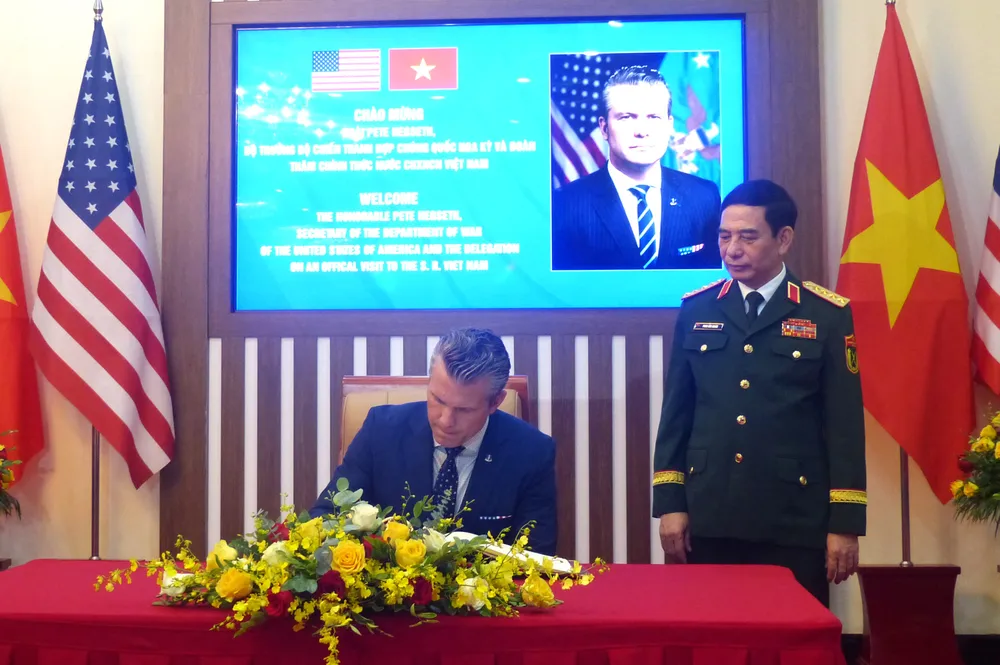 Bộ trưởng Pete Hegseth ghi sổ lưu niệm Bộ Quốc phòng Việt Nam trước khi tiến hành hội đàm. Ảnh: TRẦN BÌNH Anh Bo truong QP Hoa Ky 8.JPG