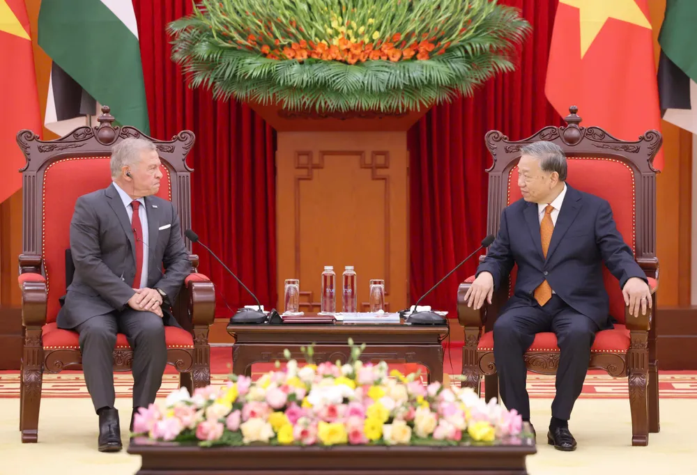 TBT tiep Quoc vuong Jordan 4.jpg